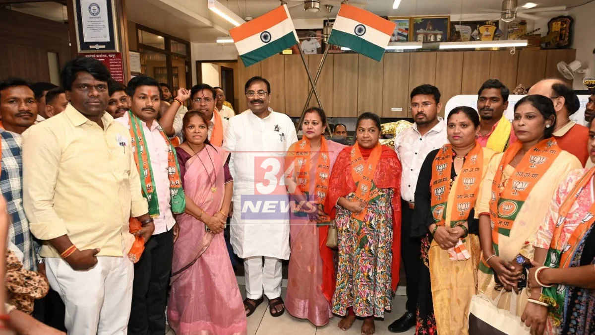 Chandrapur Shiv Sena । चंद्रपुरात शिंदेंच्या शिवसेनेला खिंडार! महिला शहरप्रमुखांनी कार्यकर्त्यांसह हाती धरला 'कमळ'