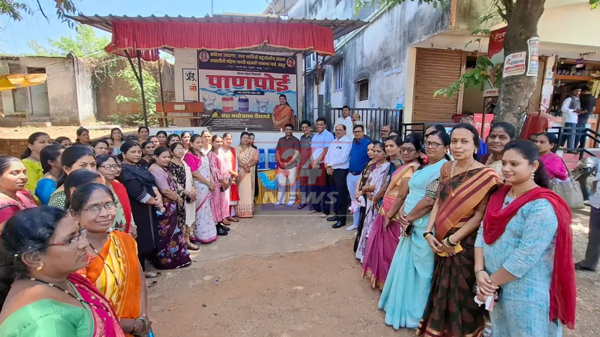 Free Drinking Water Point । उन्हाचा पारा ४५ अंशांच्या पार! वाटसरूंना दिलासा देण्यासाठी रणरागिणी महिला धावून आल्या