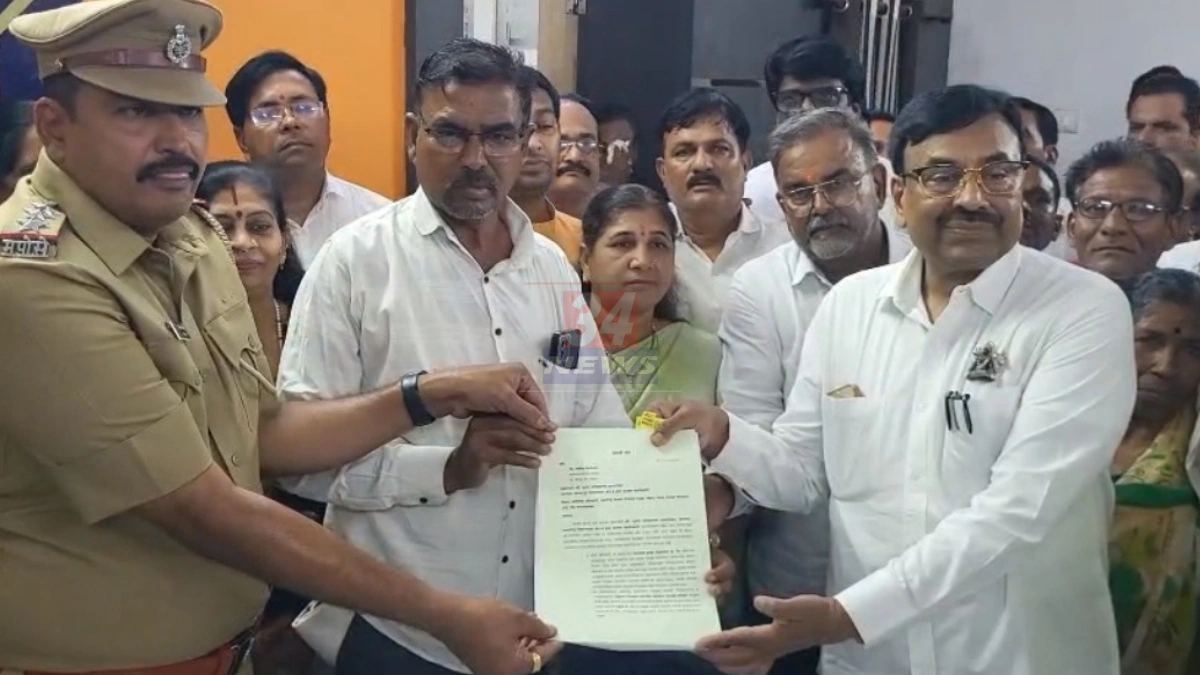 Police Complaint । मुनगंटीवार संतापले! प्रदूषण मंडळाच्या मुजोर अधिकाऱ्याविरुद्ध थेट पोलीस ठाण्यात तक्रार! Image