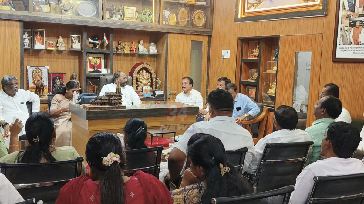 चंद्रपूर महापौर संगीता खांडेकर यांच्या समर्थनात माजी केंद्रीय मंत्री हंसराज अहीर यांची भाजप नगरसेवकांसोबत बैठक