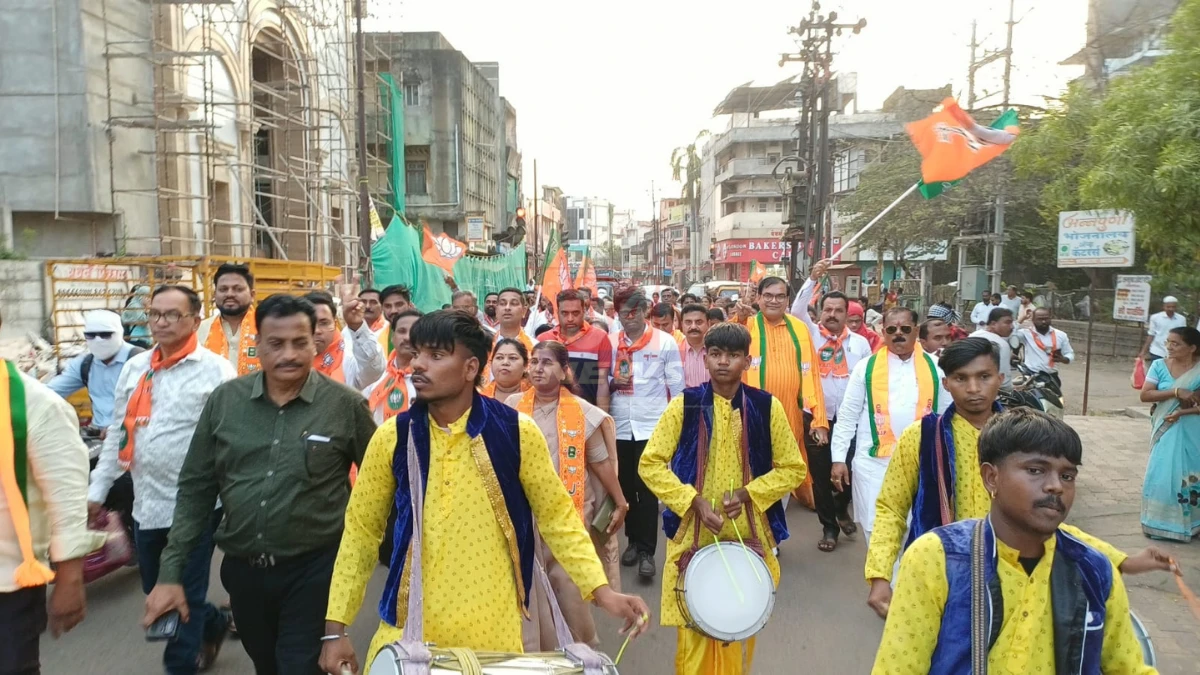 चंद्रपूर: BJP Celebration Chandrapur - प. बंगाल, आसाम, पुद्दूचेरी विधानसभा विजयानंतर गिरनार चौकात भाजपा कार्यकर्त्यांचा फटाके, पेढे वाटप करून जल्लोष
