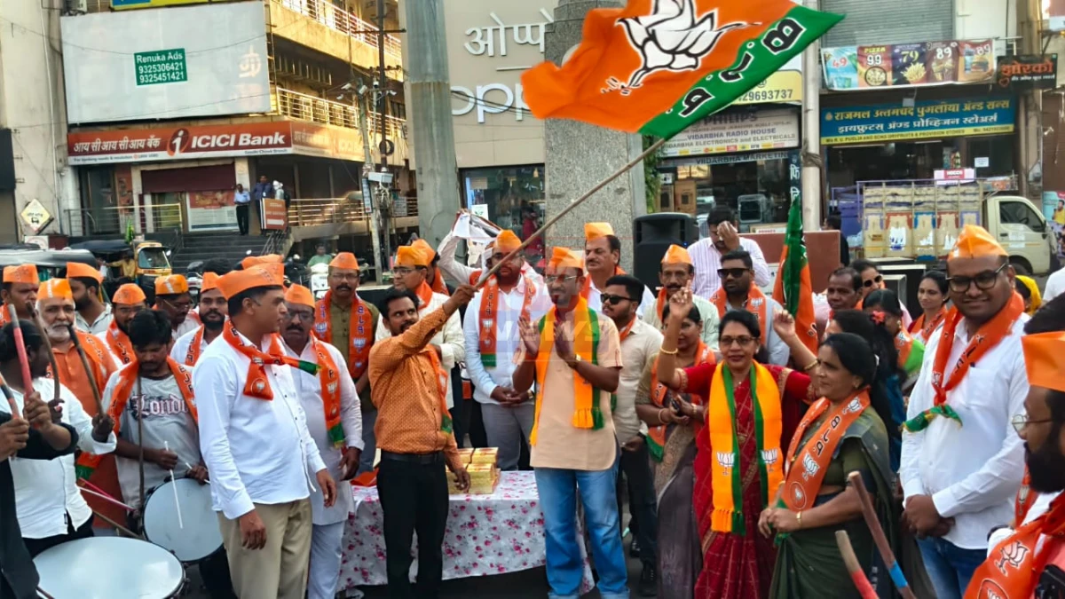 चंद्रपूर: Chandrapur BJP Celebration - आसाम, प. बंगाल, पुद्दूचेरी विजयानंतर गांधी चौक येथे भाजपा महानगरच्या वतीने ढोल-ताशा, फटाके, लाडू वाटप करून जल्लोष