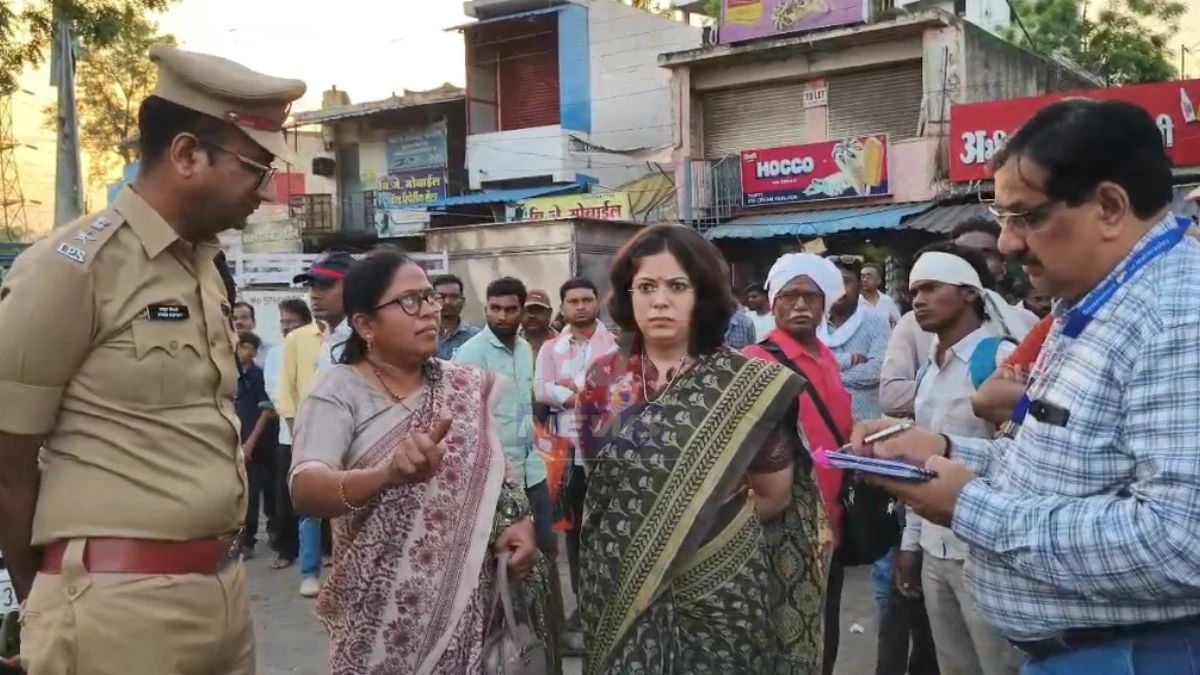 चंद्रपूर बंगाली कॅम्प चौक अपघातस्थळी पाहणी करताना जिल्हाधिकारी वसुमना पंत आणि SP आयुष नोपानी