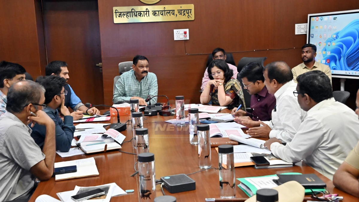 चंद्रपूर जिल्हाधिकारी कार्यालयात अरबिंदो कोल माईन्स पुनर्वसन बैठकीत बोलताना पालकमंत्री डॉ. अशोक वुईके व शेतकरी