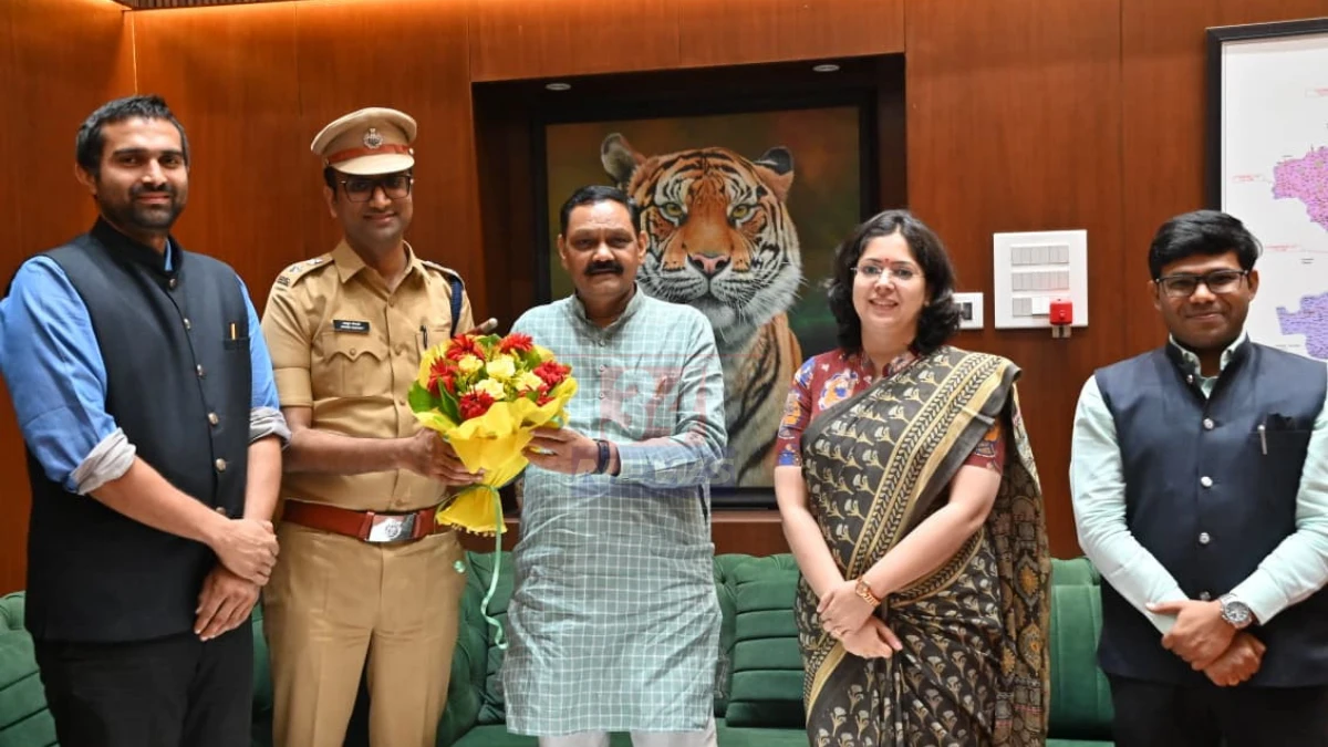 चंद्रपूर कायदा सुव्यवस्था बैठकीत पालकमंत्री डॉ. अशोक वुईके व नवे पोलीस अधीक्षक आयुष नोपानी