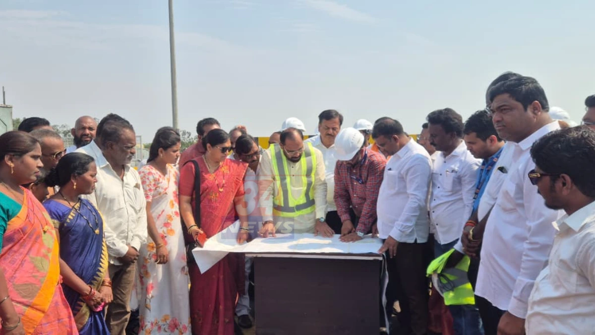 घुग्घुस राजीव रतन चौकातील पुलाच्या कामाची आमदार किशोर जोरगेवार अधिकाऱ्यांसह पाहणी करताना