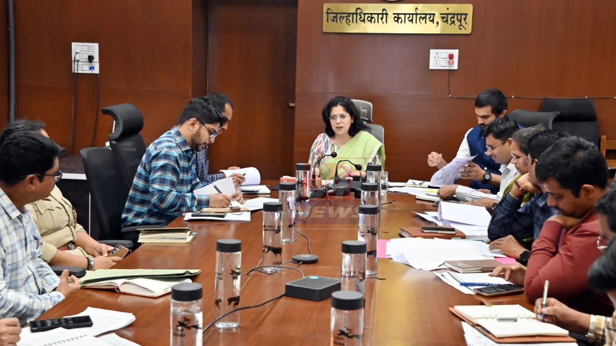 Jalyukt Shivar Chandrapur: चंद्रपूर जिल्हाधिकारी वसुमना पंत जलयुक्त शिवार अभियान 2.0 च्या 3357 कामांचा आढावा घेताना