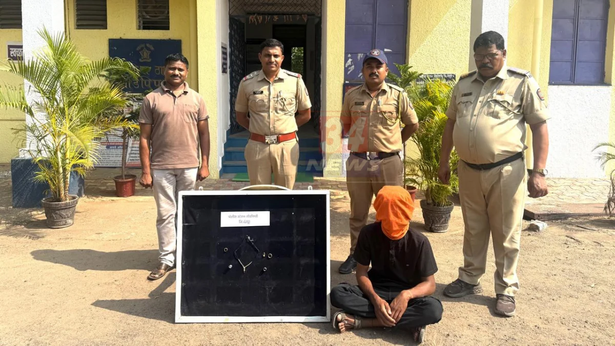 गोंडपिपरी पोलिसांनी Gondpipri house burglary प्रकरणात जप्त केलेले सोन्याचे दागिने, चांदीचे जोडवे आणि मोबाईल