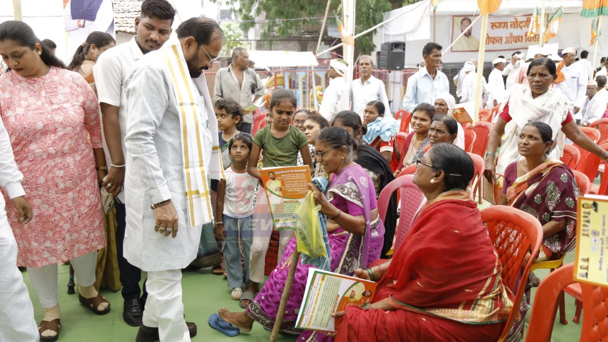 चंद्रपूर बाबूपेठ येथे आमदार किशोर जोरगेवार यांच्या Chandrapur free health camp मध्ये नागरिकांची मोफत तपासणी करताना डॉक्टर