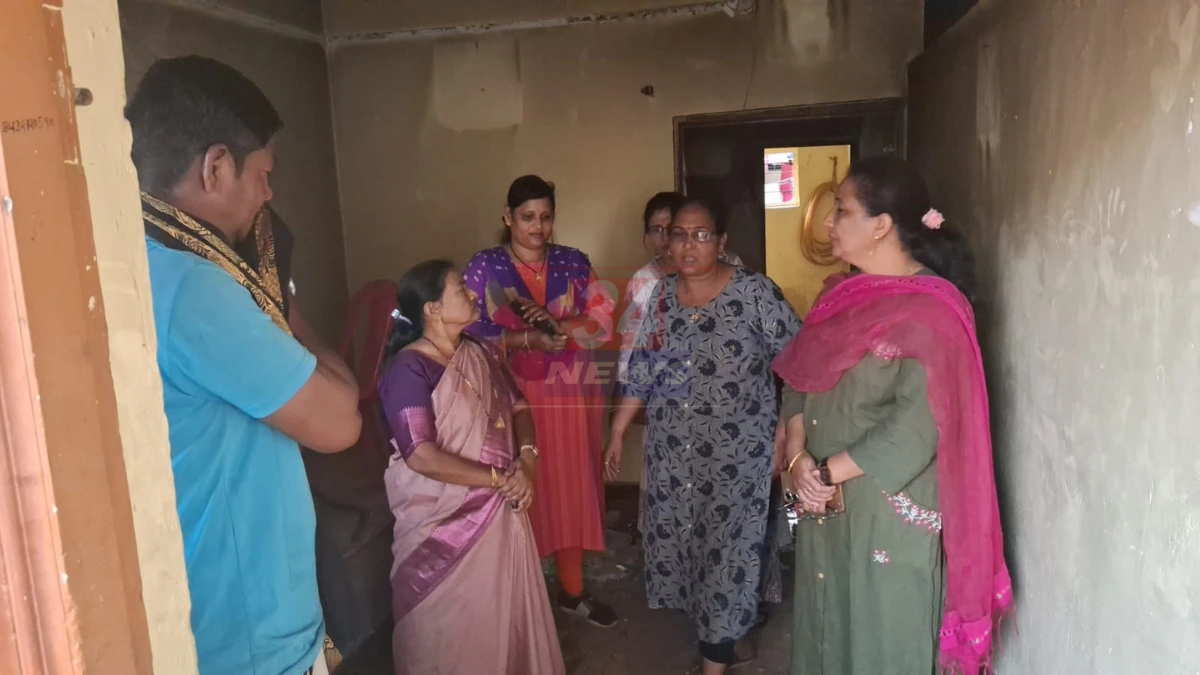 चंद्रपूर नगिनाबाग परिसरात सिलेंडर स्फोटानंतर जळालेले स्वरस्वती गिरडकर यांचे घर, घटनास्थळी भाजप पदाधिकारी व मदतकार्य