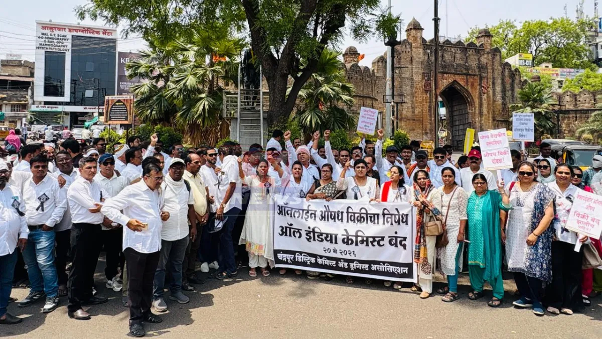 चंद्रपूर महानगरपालिकेतर्फे JCB च्या सहाय्याने सुरू असलेली नालेसफाई | Chandrapur Drain Cleaning Chandrapur Drain Cleaning: 15 जूनची डेडलाइन, 126 कर्मचारी कामाला