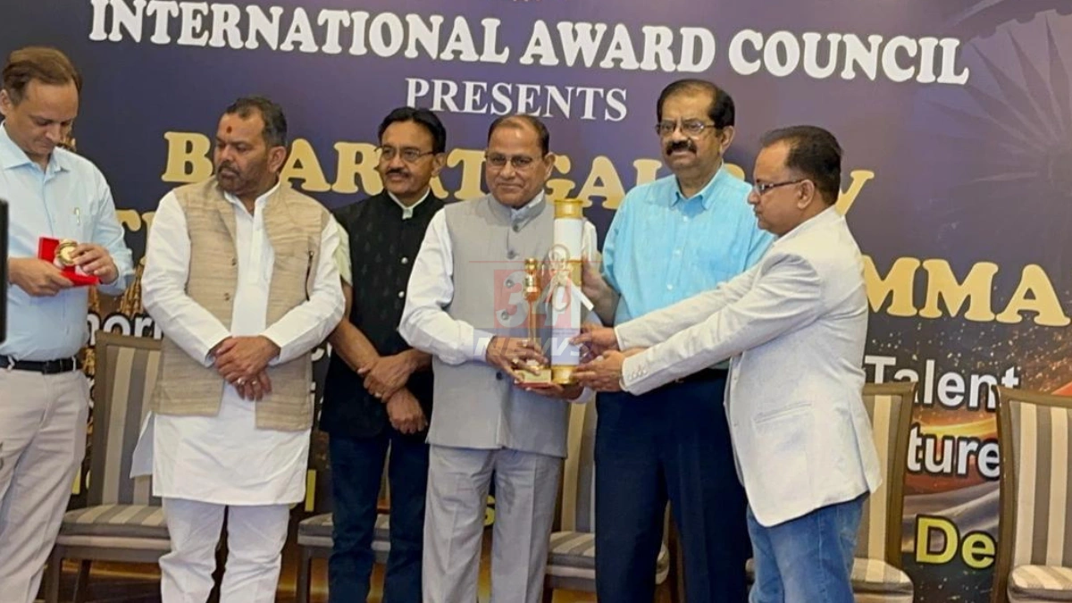 वरोरा भाजपा क्षेत्र प्रमुख डॉ. रमेश महादेवराव राजूरकर यांना नवी दिल्लीत इंटरनॅशनल अवॉर्ड कौन्सिलतर्फे भारत गौरव प्रतिभा रत्न अवॉर्ड प्रदान करताना