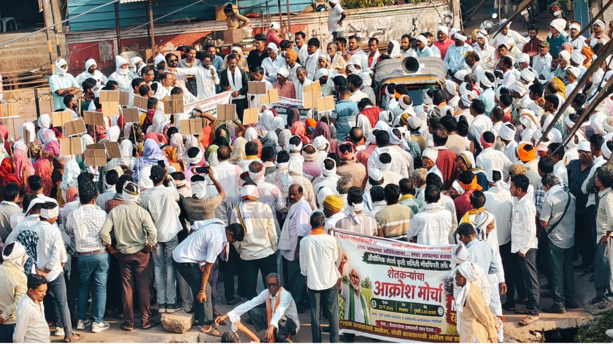 गोंडपिपरी तालुक्यातील शेतकऱ्यांनी प्रस्तावित एमआयडीसीसाठी १० हजार एकर जमीन अधिग्रहणाला विरोध करत उपविभागीय कार्यालयावर काढलेला धडक मोर्चा